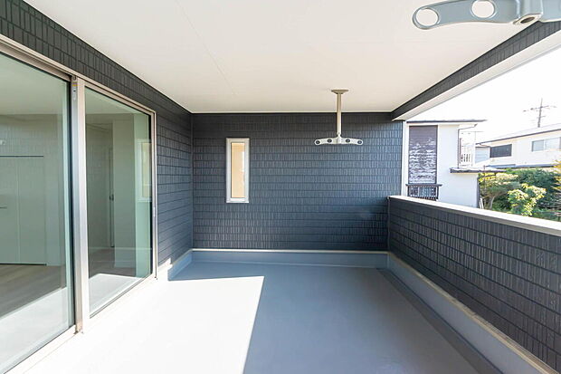 【バルコニー】インナーバルコニー
干すだけではもったいない。楽しめる素敵な広々としたインナーバルコニー付き。
風を感じて、ちょっとしたビアガーデンとして楽しめるインナーバルコニー。