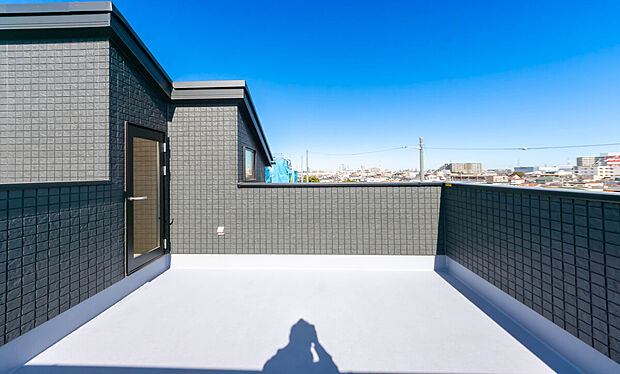 【バルコニー】開放感あふれるスカイバルコニーで、太陽の日差しを満喫!ビニールプールやテーブルを置いて、お子様との水遊びやカフェタイムなど、爽快な青空の下で多彩な楽しみが広がります。