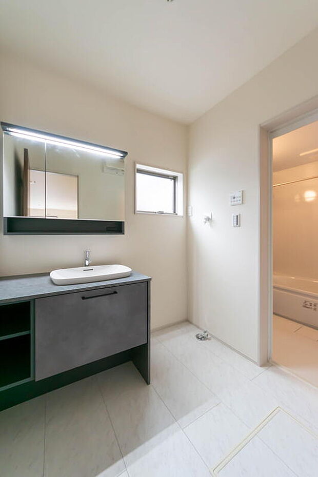 【洗面】☆☆広々洗面ルーム☆☆
1日の始まりや入浴前に必ず入る空間だからこそ、清潔感や広さが重要になる。収納豊富な洗面化粧台。