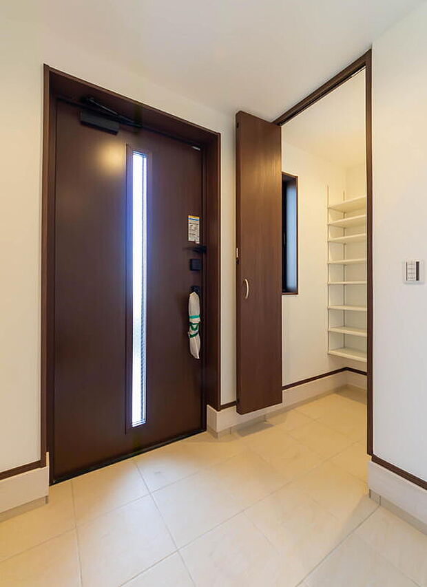 【玄関】「おかえり」と「いってらっしゃい」を優しく包み込む、明るく広々とした玄関。家族の毎日が、ここから気持ちよく始まります。