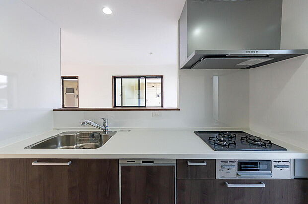 【キッチン】「全体を見渡せる安心感」
家族の会話が弾む奥様に人気の高いカウンターキッチン、料理しながらお子様の様子の確認ができ移動しやすい広いキッチンスペースです。