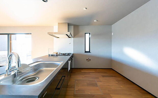 【キッチン】「広々ワイドサイズなシステムキッチン」
せっかくのお料理空間。毎日の事だから広々システムキッチン。