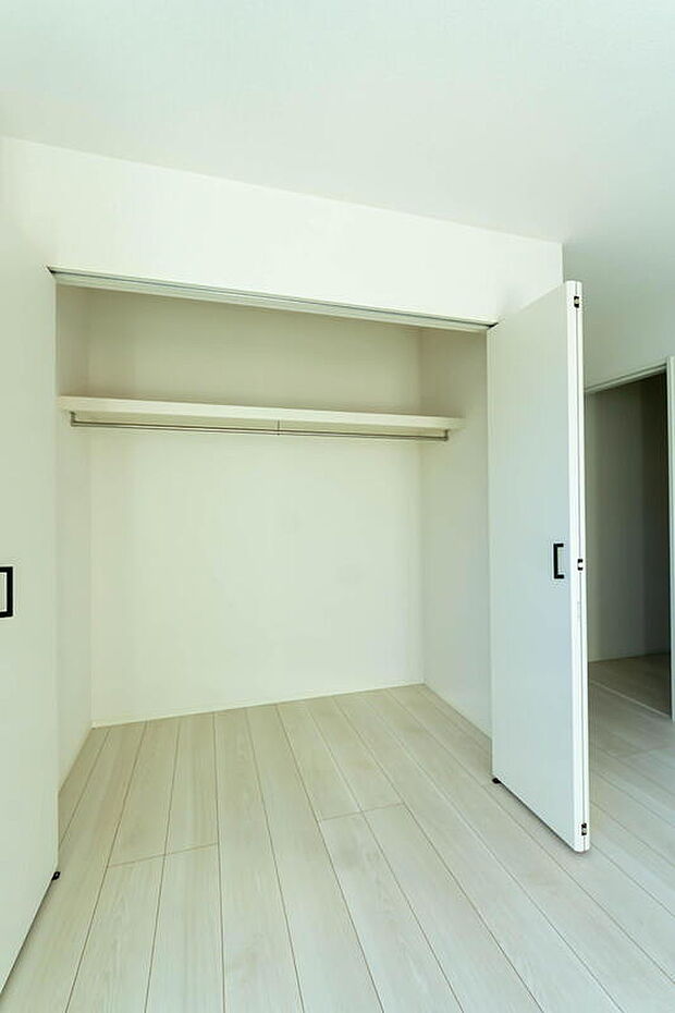 【収納】天井まで伸びる収納
嬉しい収納力の高い大型クローゼット付き
天井付近までしっかりと収納ができる使い勝手の良いクローゼット