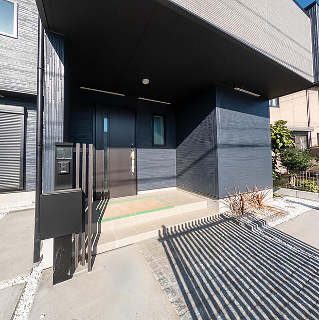 【玄関】「お帰りなさい」が日常へ
家に帰るとまず目につくのがマイホーム・玄関です。
玄関を開けると家族の笑顔が・・・お帰りなさいが日常に。