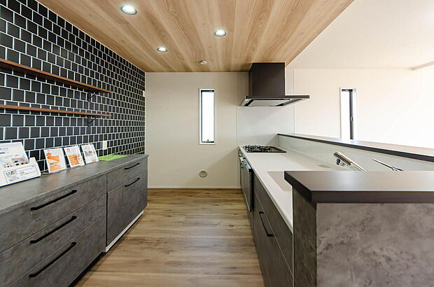 【キッチン】「広々ワイドサイズなシステムキッチン」
せっかくのお料理空間。毎日の事だから広々システムキッチン。