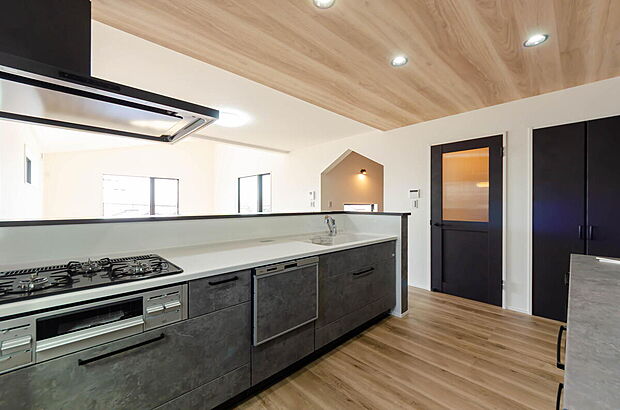 【キッチン】「広々ワイドサイズなシステムキッチン」
せっかくのお料理空間。毎日の事だから広々システムキッチン。