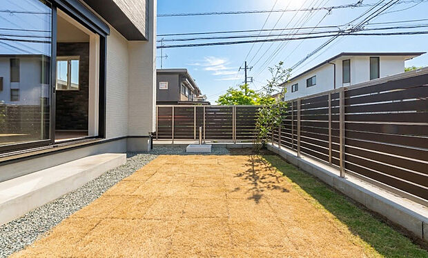 【お庭】南側が開けた配棟計画により、お庭全体に心地よい陽光がたっぷりと降り注ぎます。ガーデニングや植物の育成にはもちろん、小さなお子様やペットの遊び場としても明るく健康的なスペースです。