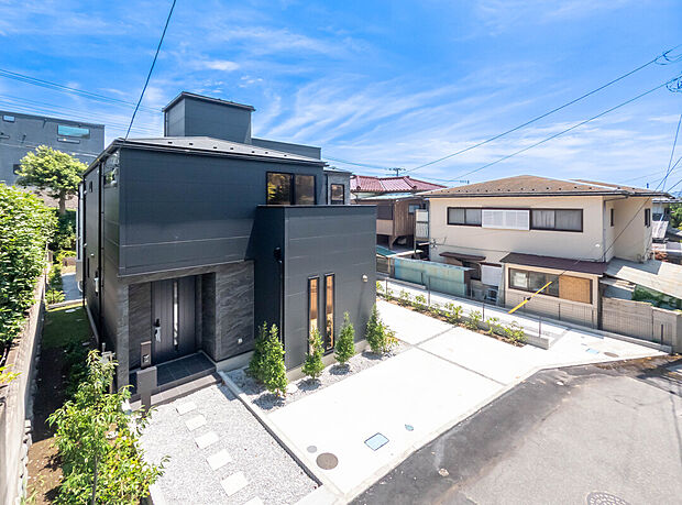 【外観】「街並みに溶け込むシンプルなデザイン」
飽きのこないシンプルなデザイン。
一生のマイホームだからずっとここで暮らしたい。
家族の人生とともにあるマイホーム。