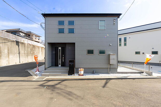 【外観】「街並みに溶け込むシンプルなデザイン」
飽きのこないシンプルなデザイン。
一生のマイホームだからずっとここで暮らしたい。
家族の人生とともにあるマイホーム。