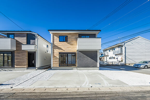 「マイホームの喜びを感じる」
スタイリッシュなデザインに心満たされる憧れの家。
駐車場は嬉しい並列2台駐車可能。
