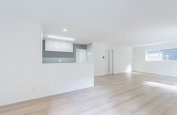 【リビング】「家族が大好きなリビング」
みんなが集まる広いリビング。みんなが大好きなリビングで家族団らん。
みんなが集まるからこそ、一層の開放感を手にする素敵な住まい。