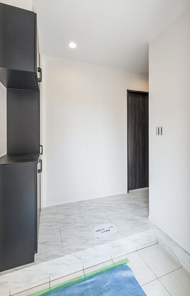 【玄関】「スタイリッシュな玄関」
お出かけの時。家に帰ってきたとき。
このスタイリッシュな玄関に癒されます。SICあり。