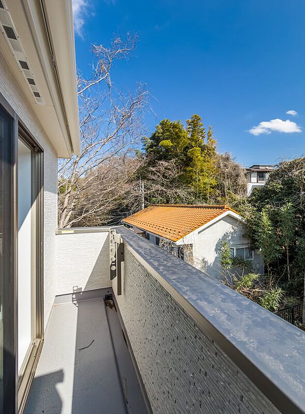 【バルコニー】「明るいバルコニー」
陽だまりのバルコニーで洗濯物もふかふか。家族の笑顔が広がる、心地よい暮らしが待っています。