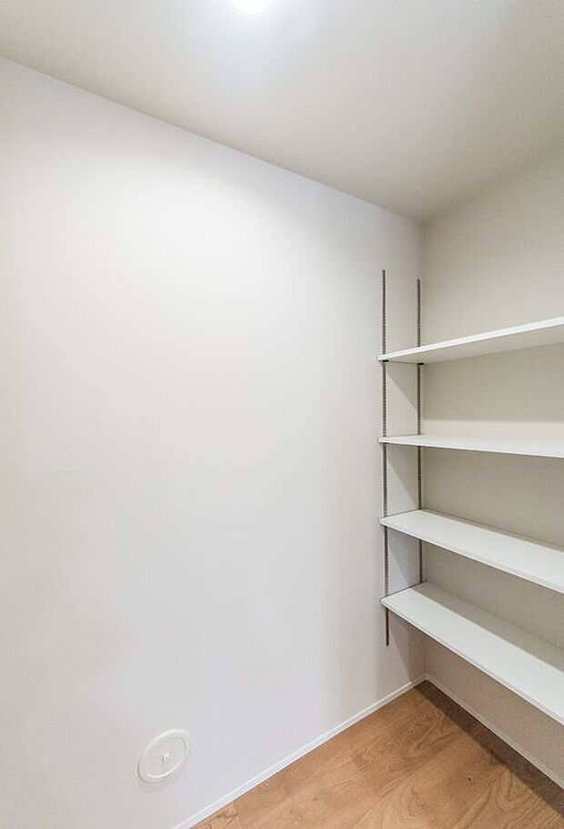 【パントリー】「大容量パントリー」
キッチン横のパントリー空間。お料理空間をスッキリ見せられる収納量の満足度の高いパントリー。