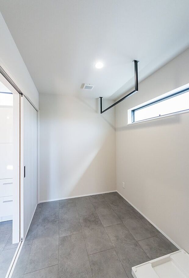 【ランドリールーム】「快適なサニタリー空間」
室内干しも可能なランドリールーム。洗面室が広々使えて便利です。