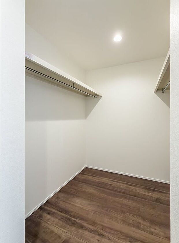 【WIC】「WIC]
大容量のウォークインクローゼット。季節の衣類や思い出の品もスッキリ収まり、お部屋の広さを有効に活用できます。
