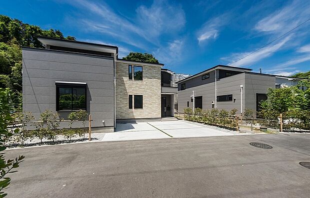 【現地外観】【開放感＋日当たりの良さ】
家に入らなくても分かる日当たりの良さ。開放感の良さ。
美しい碧空とグリーンビューが心地の良い住まい。
