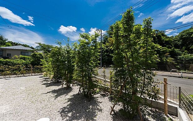 【庭】【ガーデンハウスの魅力】
家の南側に大きなお庭がある幸せ。
当然陽当たりは抜群です。
趣味のガーデニングや家庭菜園も明るいお庭だからこそ楽しめる。
南側に広いお庭が有る家の魅力をご堪能下さい。
