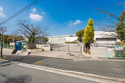 市立庄戸小学校 130m