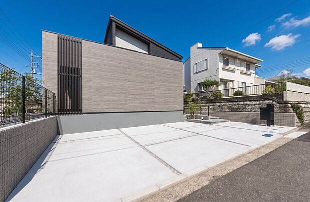 【駐車場】「広々カースペース横並び3台」
車高を気にしなくて良い。広々駐車可能な車庫スペース。