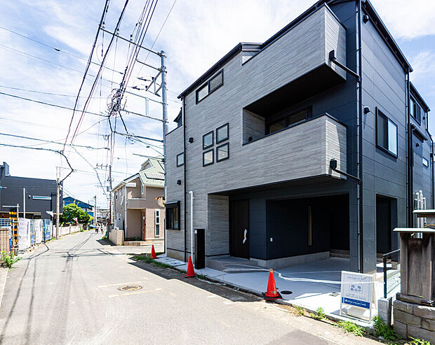 クールな外観に、家族の温かい笑い声が響く。デザイン性と暮らしやすさを両立した、未来を育む住まいです。 