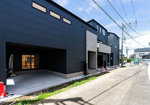 都市に映える、洗練されたデザイナーズ住宅。新しい家族の物語は、このスタイリッシュな邸宅から始まります。