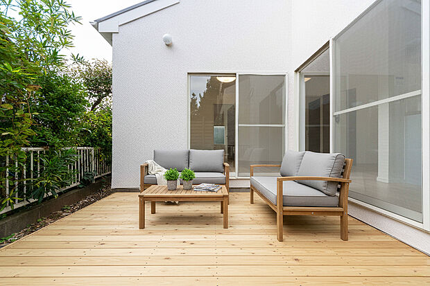 陽光あふれるデッキは子供の安全な遊び場。パパママも側でのんびり。
※ウッドデッキ上の家具はCGイメージ画像になります。実際に家具はおかれておりません。