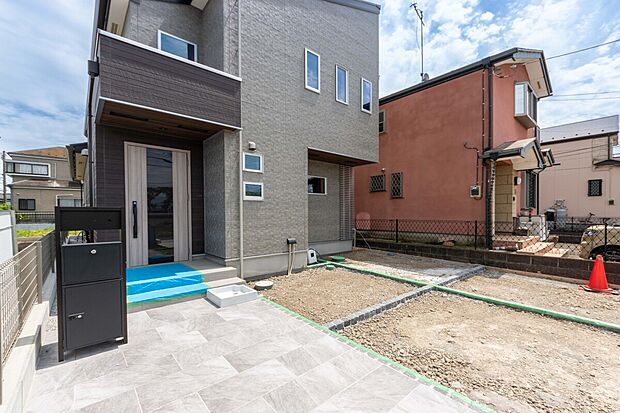 誇りを感じる美しい外観で、毎日を心地よくスタート。ゆとりのカースペース２台付きは、家族のお出かけをスムーズにし、暮らしを豊かに彩ります。