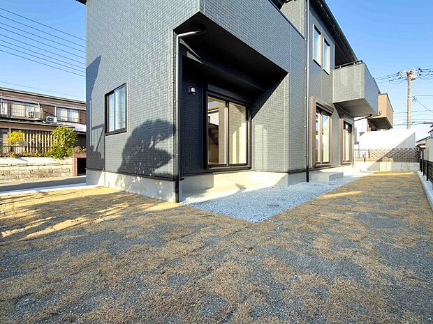 お子様がのびのび駆け回れるプライベートなお庭。周囲の視線を気にせず、夏はプールや土いじりなど、家族の思い出が鮮やかに彩られる空間です。