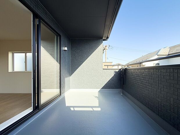 陽光が降り注ぐワイドなバルコニー。遮るもののない空を眺めながら読書やティータイム。心からリラックスできる至福のひとときを。