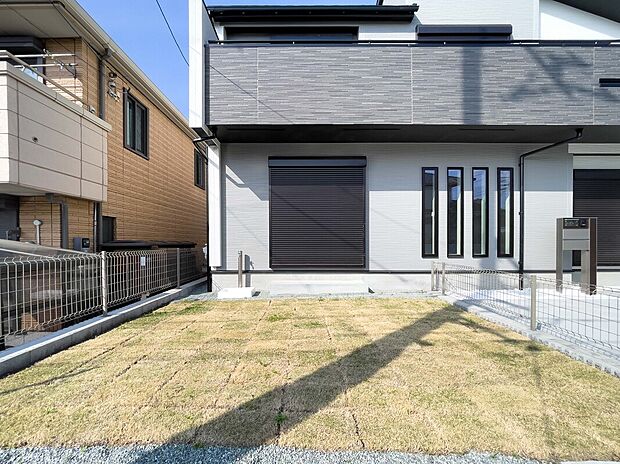 洗練されたデザインの外観に映える、陽光豊かなお庭。ガーデニングや趣味のスペースとしても最適です。心にゆとりをもたらす空間がここに。