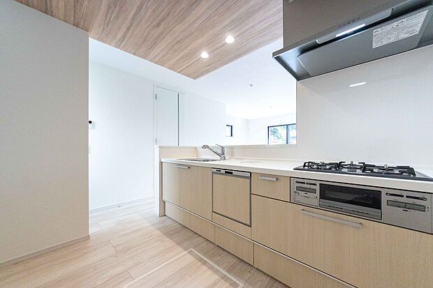 【キッチン】「全体を見渡せる安心感」
家族の会話が弾む奥様に人気の高いカウンターキッチン、料理しながらお子様の様子の確認ができ移動しやすい広いキッチンスペースです。