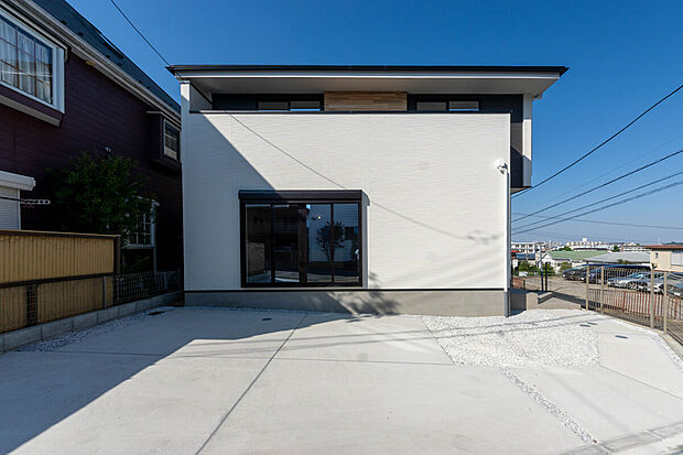 【外観】一目惚れ必至の堂々たる佇まい。第一印象で心を掴む理想の邸宅は、まさに生涯の宝となる住まいです。その圧倒的な存在感を、ぜひ一度ご自身の目で確かめてください。