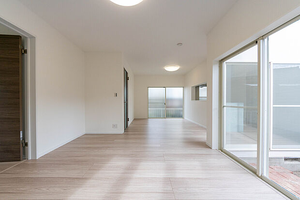 【リビング】窓から注ぐ光と緑が、家族の時間を優しく包む。明るいリビングで、お子様の成長を育む暮らし。