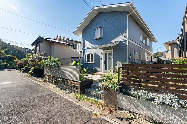 【外観】穏やかな環境で子育てを。家族の笑顔が咲く、温もりあるマイホーム。