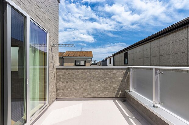 【バルコニー】「清々しいバルコニー」
広々としたバルコニーは陽当たりはもちろん、解放感や眺望も楽しめます。
碧空を満喫し心が透きとおる。癒される心地よい空間。