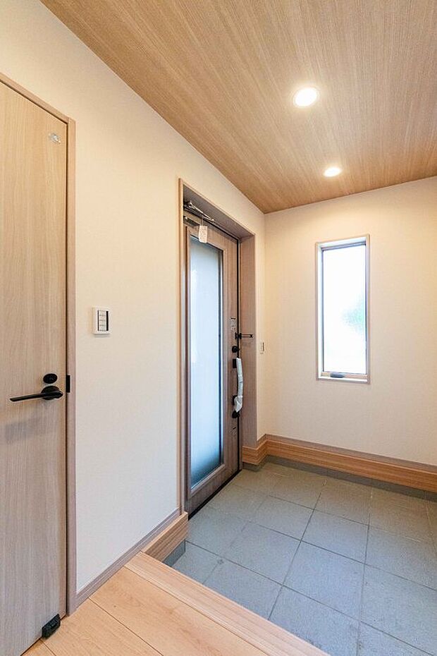 【玄関】「スタイリッシュな玄関」
お出かけの時。家に帰ってきたとき。
このスタイリッシュな玄関に癒されます。