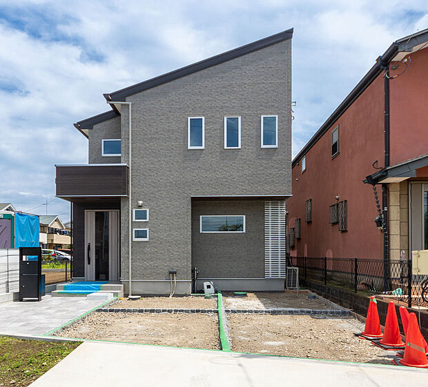 【外観】誇りを感じる美しい外観で、毎日を心地よくスタート。ゆとりのカースペース２台付きは、家族のお出かけをスムーズにし、暮らしを豊かに彩ります。
