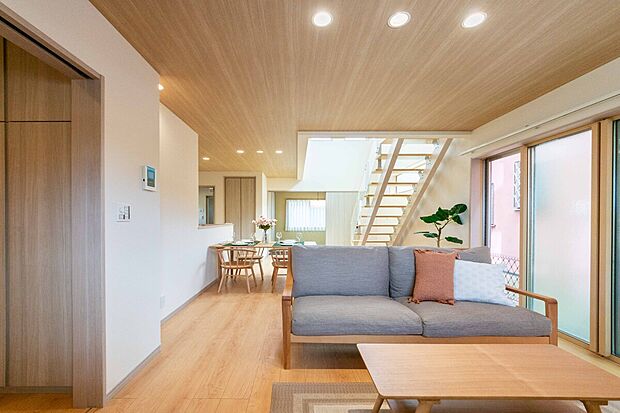 【リビング】家族の時間を豊かに彩る、開放的な大空間リビング。明るい陽射しが心地よく、自然と笑顔が溢れます。お子様の成長に合わせて、レイアウトも自由自在。家族みんなが快適に過ごせる空間です。