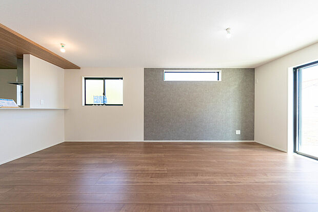 【リビング】部屋の隅々まで陽光が届く、清潔感に満ちた住空間。お子様の健やかな成長を育む、明るいリビングがご家族の毎日を優しく包み込みます。