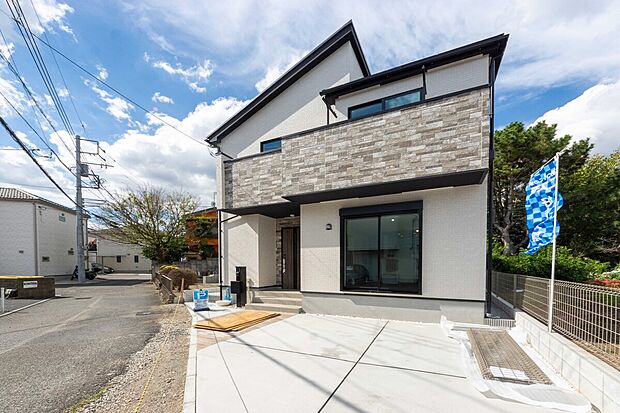 【外観】デザイン性と快適性、そして緑の潤いを兼ね備えた一邸。家族の夢をすべて詰め込んだこの場所で、笑顔あふれる理想の暮らしをスタートさせましょう。