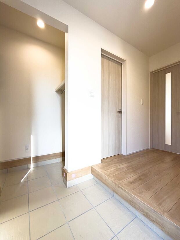 【玄関】ベビーカーや外遊びのおもちゃもスッキリ収まる大容量収納。整理整頓が自然と身につき、家族をいつも明るく迎える清潔感あふれる玄関です。