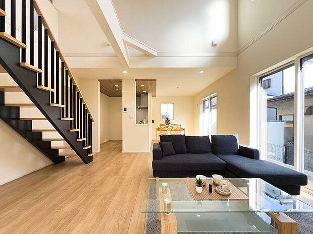 【リビング】スタイリッシュな階段が目を引く上質な空間。デザイン性と子育てのしやすさを両立した、家族に寄り添う開放的な住まい。