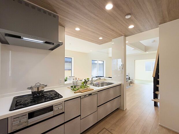 【キッチン】天井と床に広がる美しい木目が、家族を優しく包み込みます。まるで森の中にいるような心地よさで、日々の料理時間が癒しのひとときに。