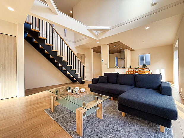 【リビング】スタイリッシュな階段が目を引く上質な空間。デザイン性と子育てのしやすさを両立した、家族に寄り添う開放的な住まい。