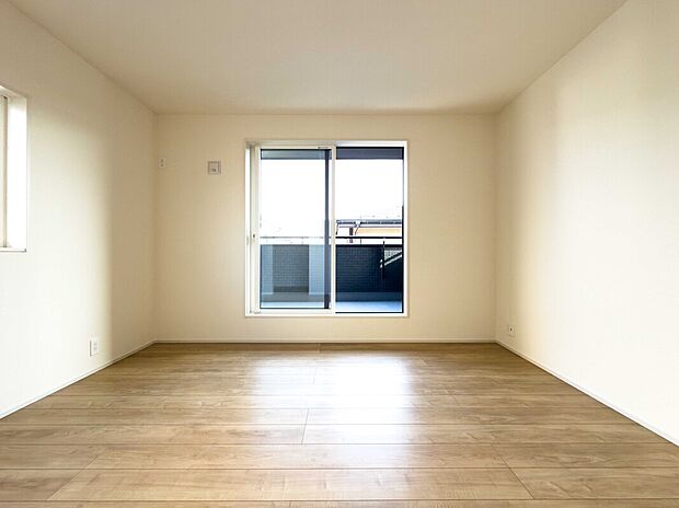 【寝室】主寝室や子供部屋など、家族の成長に合わせて自由に使える洋室。シンプルな内装が、お気に入りのインテリアをより美しく引き立てます。