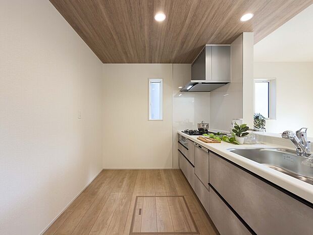 【キッチン】天井と床に広がる美しい木目が、家族を優しく包み込みます。まるで森の中にいるような心地よさで、日々の料理時間が癒しのひとときに。