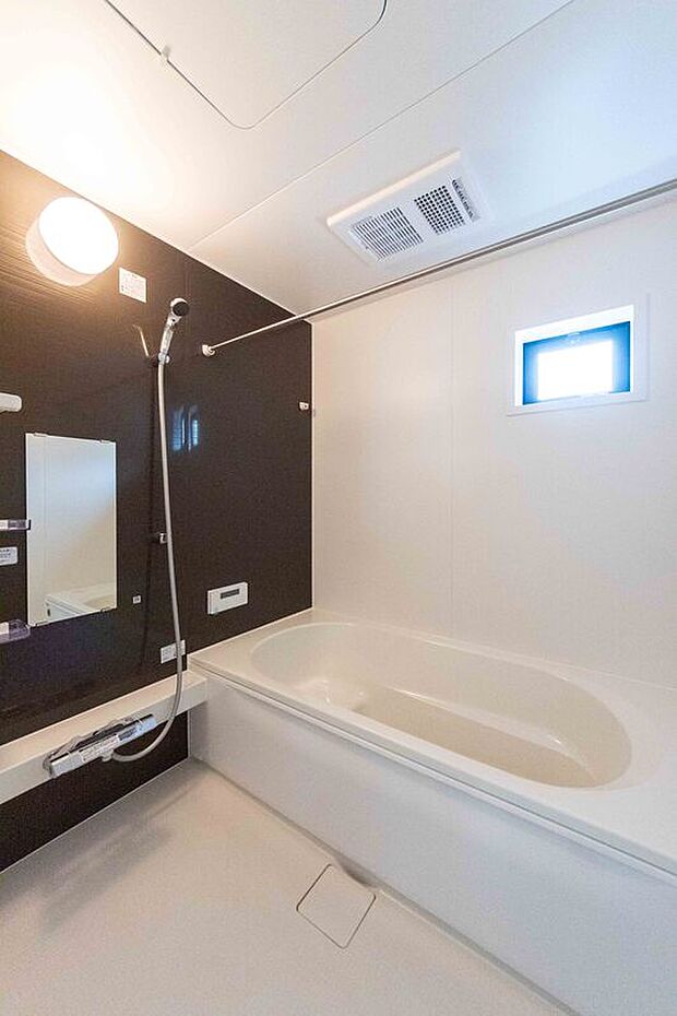 【バスルーム】「疲れを癒す空間」
広々とした雰囲気の良いバスルーム。お子様と一緒にお風呂に入る楽しみ、思い出の一ページが刻まれる大切な瞬間