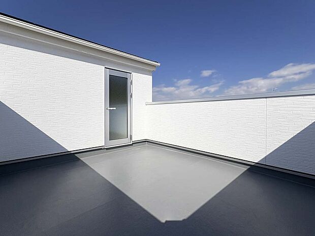 BBQなども楽しめるルーフバルコニーがある家