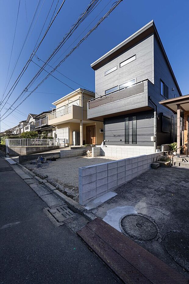 使いやすさもデザインも重視した理想の暮らしをかなえるお家。美しい外観やくつろぎの室内空間にふさわしい「素材」「形」「色彩」を考え、上質感に満ちたお家です。